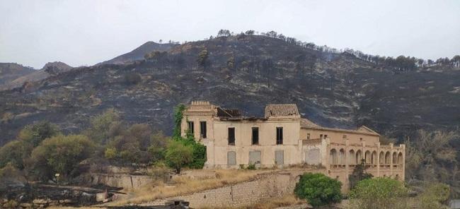 Imagen de la zona afectada por el incendio durante las primeras jornadas. 