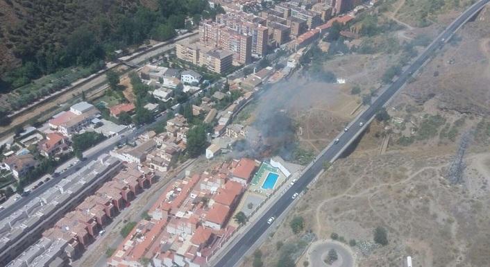 Imagen aérea del fuego, muy cerca de viviendas.