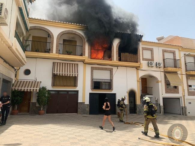 Bomberos durante la intervención en el inmueble siniestrado.