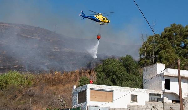 Imagen de uno de los helicópteros durante las tareas de extinción en Motril.