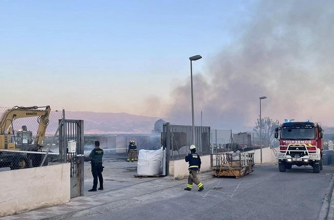 Operativo trabajando en el incendio de la nave.
