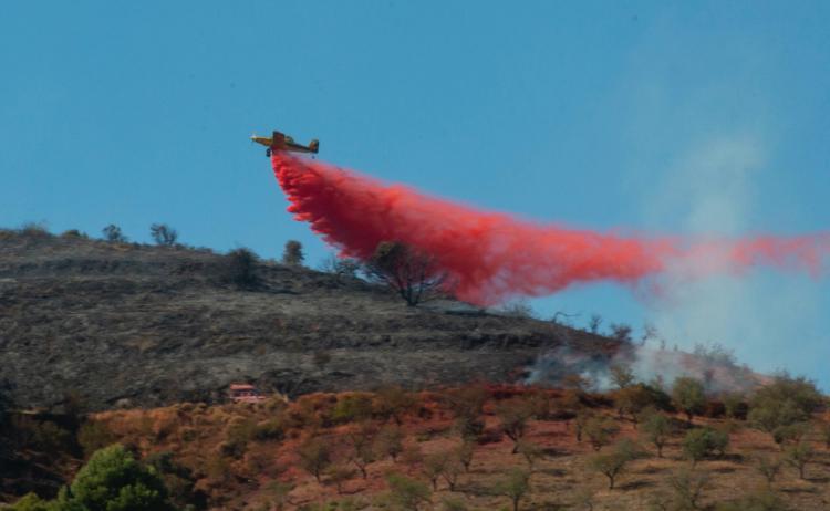 Espectacular imagen que recoge la descarga de agua sobre la zona afectada por el incendio en Polopos.