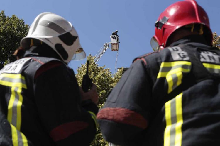 Bomberos en un incendio en Bib-Rambla el año pasado.