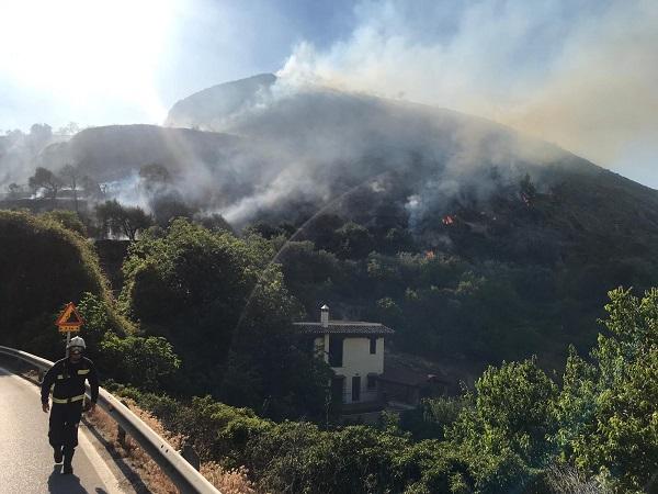 Tareas de extinción en el incendio.