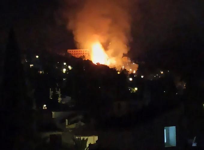 Imagen del incendio declarado en un paraje del Sacromonte. 