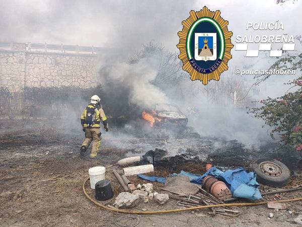 El incendio ha calcinado vehículos.