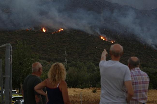 Vecinos del entorno observan el incendio en Sierra Elvira. 