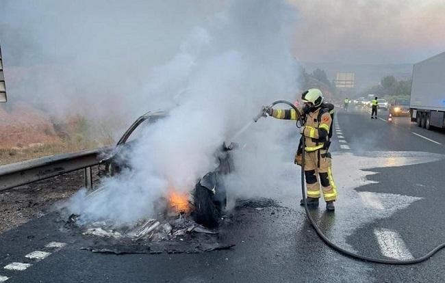 Bomberos actuando en el vehículo incendiado en la A-92 en Guadix.