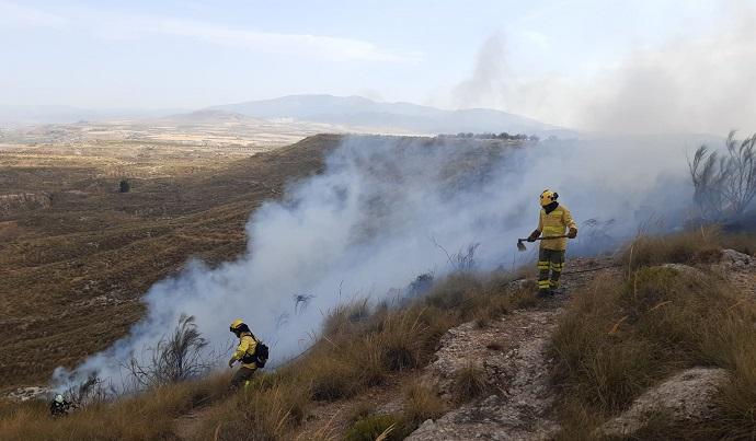 Bomberos del Infoca trabajando en Zújar.