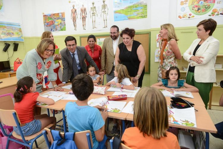 La consejera y el alcalde, acompañados por otras autoridades, en el colegio Fuentenueva. La consejera y el alcalde, acompañados por otras autoridades, en el colegio Fuentenueva.