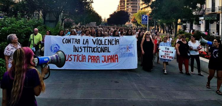 La manifestación de Granada a su paso por la Avenida de la Constitución.