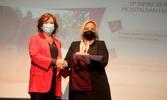 La magistrada Inmaculada Montalbán recibe el premio de la alcaldesa, Puri López.
