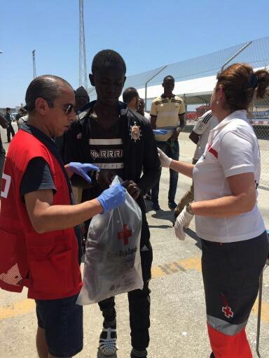Uno de los inmigrantes, atendido por la Cruz Roja de Motril.