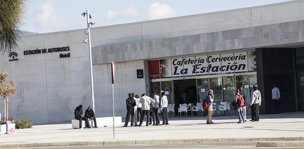 Inmigrantes en la estación de autobuses de Motril.