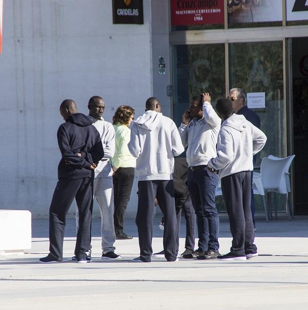 En ese caso la Policía Nacional recurrió a Cruz Roja solo para atender a mujeres y menores. El pasado fin de semana medio centenar de personas quedó en libertad por falta de espacio en Motril.