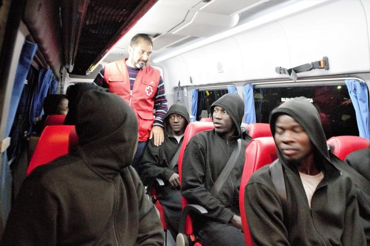 Traslado en autobús de los inmigrantes tras abandonar el CETI de Motril. Traslado en autobús de los inmigrantes tras abandonar el CETI de Motril.