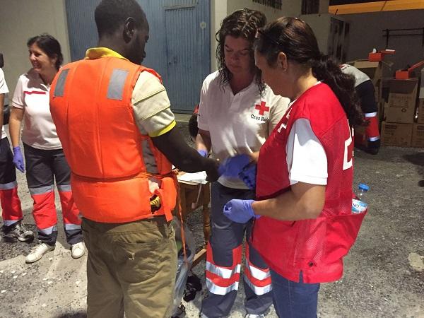 Voluntarios de Cruz Roja atienden a los inmigrantes.