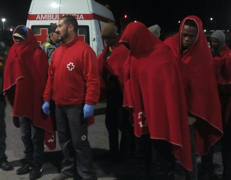 Los inmigrantes, a su llegada anoche al Puerto de Motril.