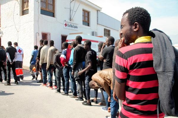 Los 34 inmigrantes llegados esta tarde esperan a ser atendidos por voluntarios de Cruz Roja.