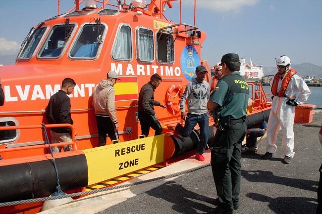 Llegada al Puerto de Motril de las personas que ocupaban una de las pateras.