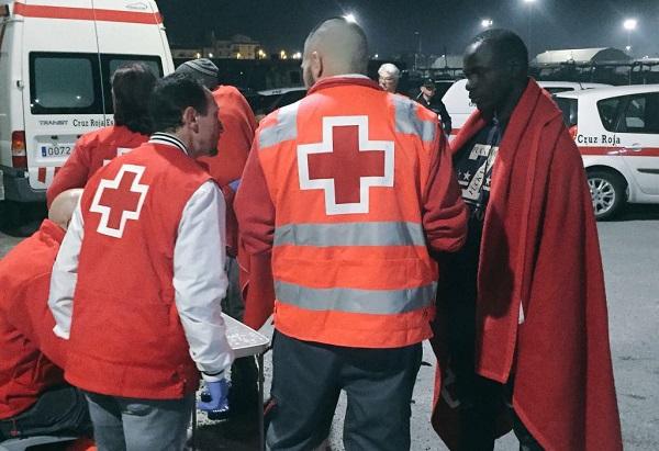 Voluntarios de Cruz Roja atienden a los inmigrantes a su llegada al Puerto. Voluntarios de Cruz Roja atienden a los inmigrantes a su llegada al Puerto.