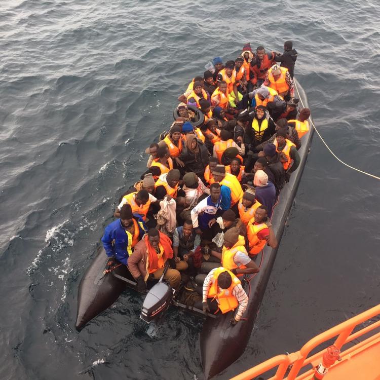 Imagen de la embarcación con 51 inmigrantes rescatada este lunes. Imagen de la embarcación con 51 inmigrantes rescatada este lunes.