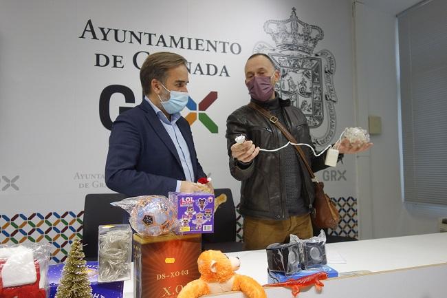 El concejal Jacobo Calvo con un técnico del área de Consumo.