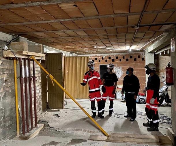 Bomberos en labores de inspección.