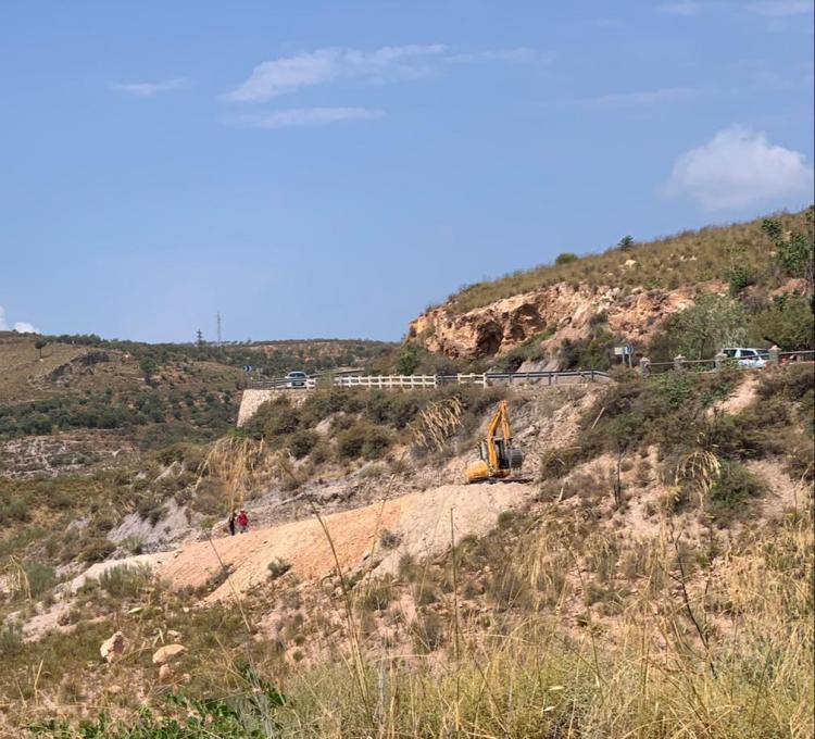 Vista del Barranco del Carrizal, donde trabaja una máquina removiendo la tierra.