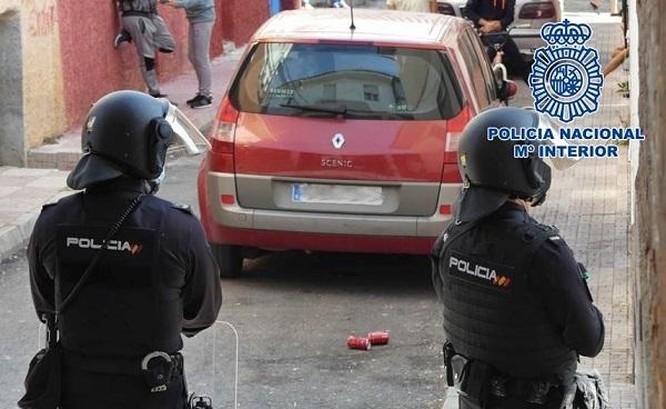 La Policía Nacional encontró más de 100 plantas en la vivienda.