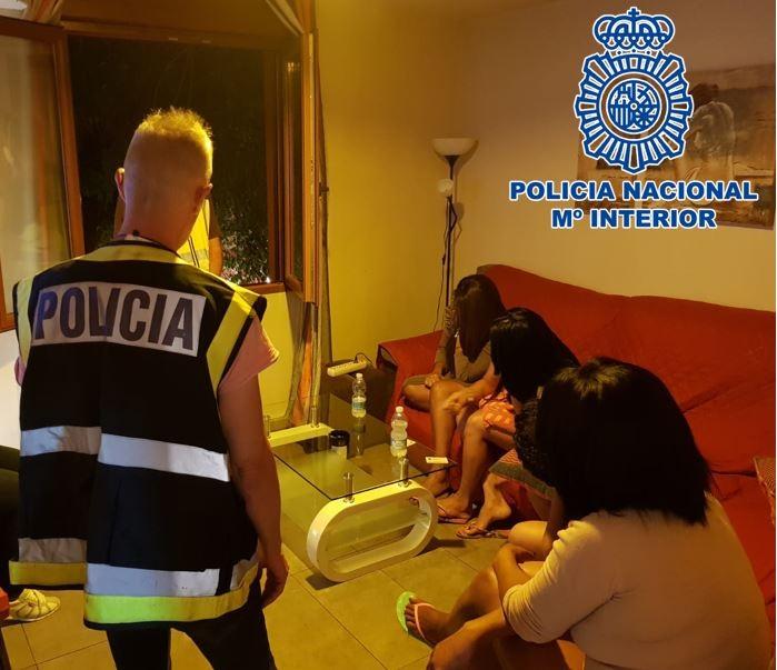 Intervención policial en un piso donde se ejercía la explotación sexual. 