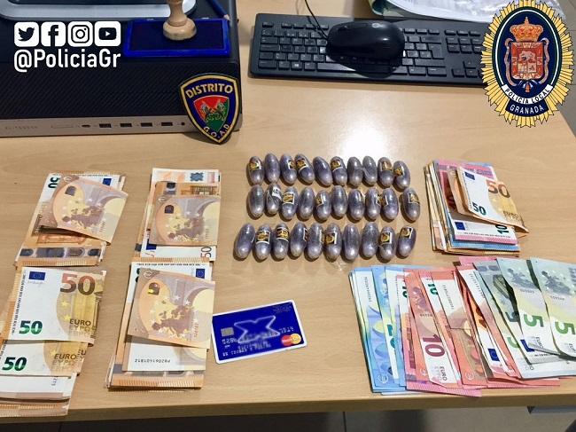 Droga y dinero intervenido por los agentes. 