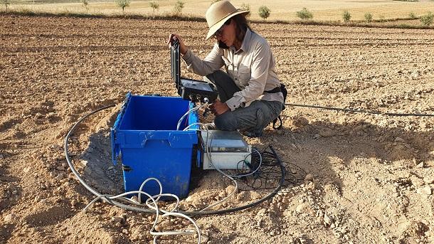 Los investigadores de la UGR realizan medidas magnetotelúricas en la Vega de Granada.