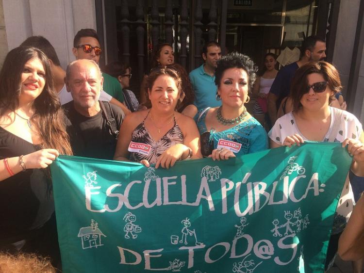 María del Carmen Pérez con otras representantes y cargos de IU en la concentración de este martes. María del Carmen Pérez con otras representantes y cargos de IU en la concentración de este martes.