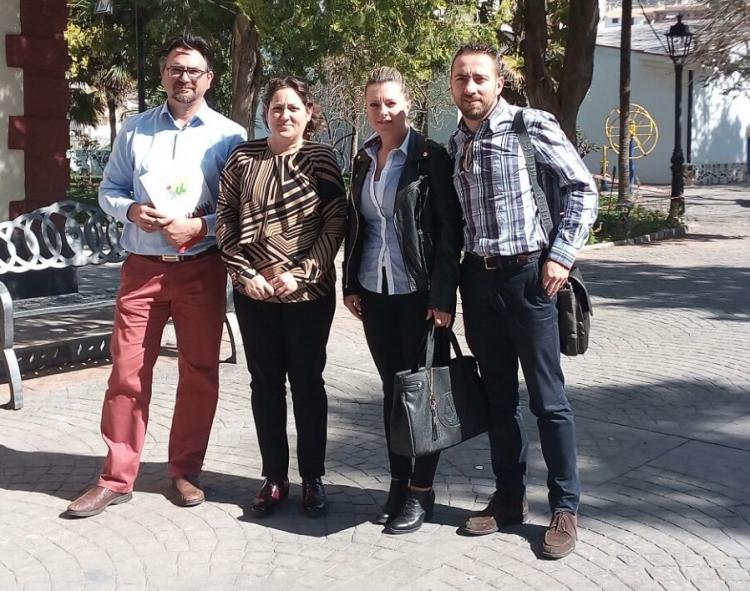 Representantes de IU con afectados por la quiebra de la organización. Representantes de IU con afectados por la quiebra de la organización.