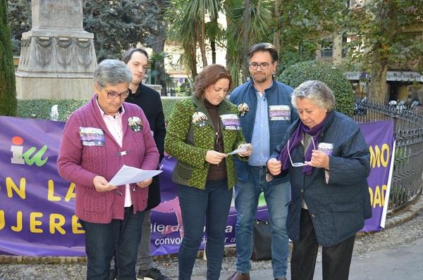 María del Carmen Pérez con representantes del área de la Mujer de IU.