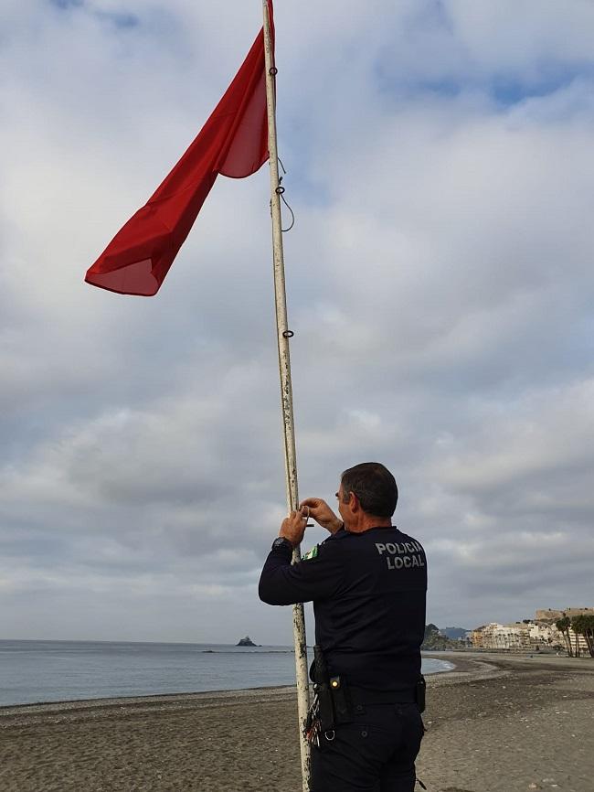 Izado de la bandera roja en Almuñécar. 