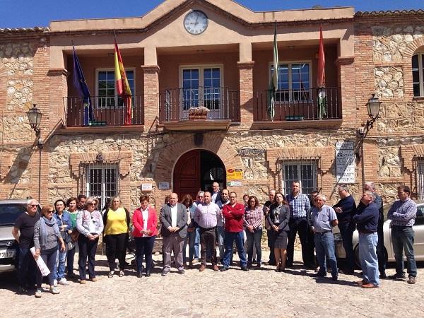 Minuto de silencio a las puertas del Ayuntamiento de Iznalloz.