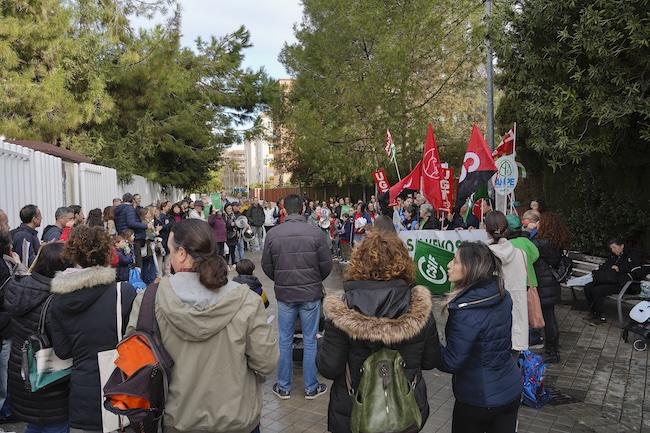 Concentración ante el IES Jardín de la Reina este viernes.