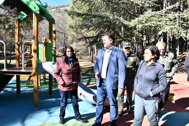 El área recreativa Fuente de los Potros cuenta con nuevos columpios.