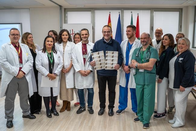 Jesús, en el centro, con los décimos que regaló al equipo médico.