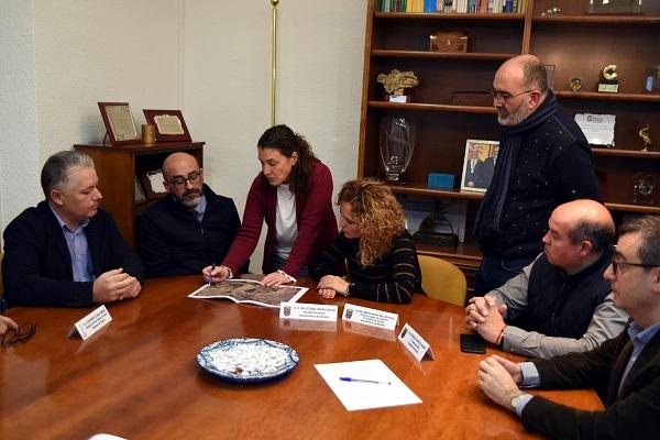 El diputado provincial de Obras (izqda.) en su visita al Ayuntamiento de Albolote.