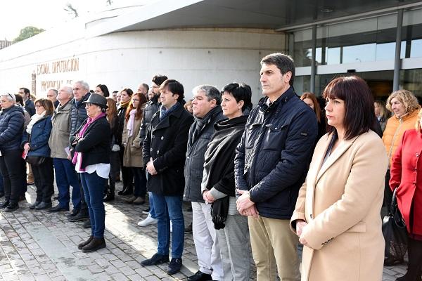 Minuto de silencio a las puertas de la Diputación.