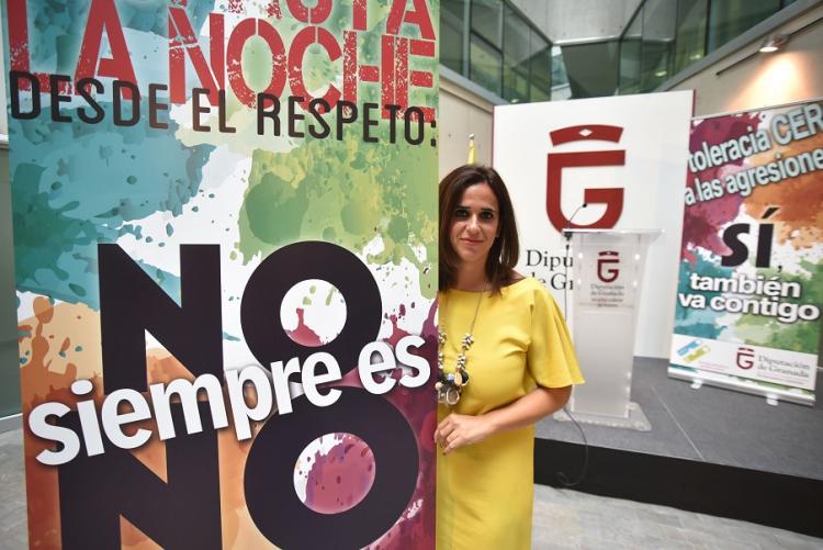 La diputada provincial Irene Justo, junto al cartel de la campaña.