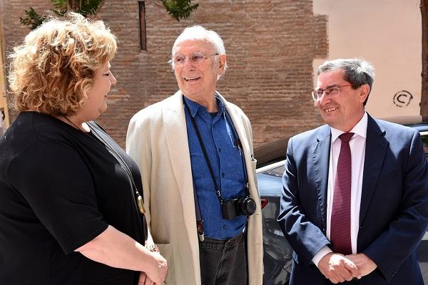 Carlos Saura con José Entrena y Fátima Gómez, este viernes en Granada.