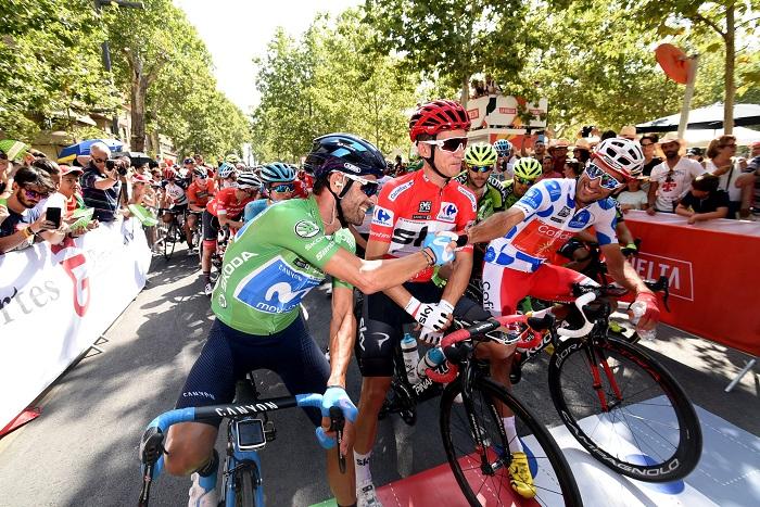 Alejandro Valverde saluda a Luis Ángel Maté en presencia del líder de la Vuelta.