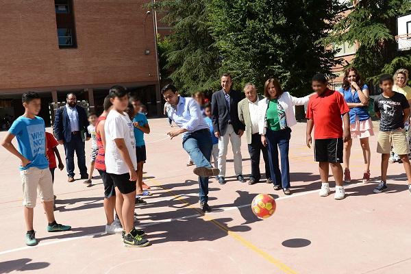 El alcalde y la consejera han visitado una de las escuelas. 