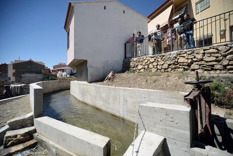 El agua de la rambla pasa ya encauzada a su paso por Fonelas.