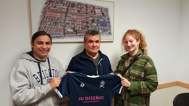 El presidente de la Asociación de Vecinos Barrio Joaquina Eguaras, Cristóbal Serón, junto a Enrique Abril y Claudia Cummins, coportavoces de la Peña de Fútbol Mixto Team Rocket en las instalaciones de la Asociación. 