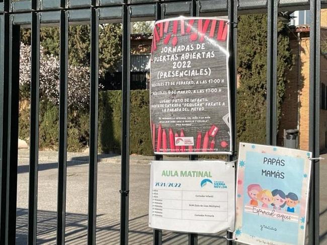 Imagen de archivo de carteles informando de una jornada de puertas abiertas para la escolarización.